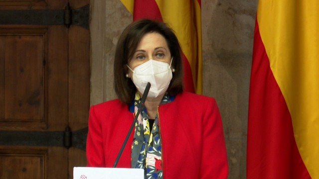La ministra de Defensa, Margarita Robles, atiende a los medios en el Palau de la Generalitat.