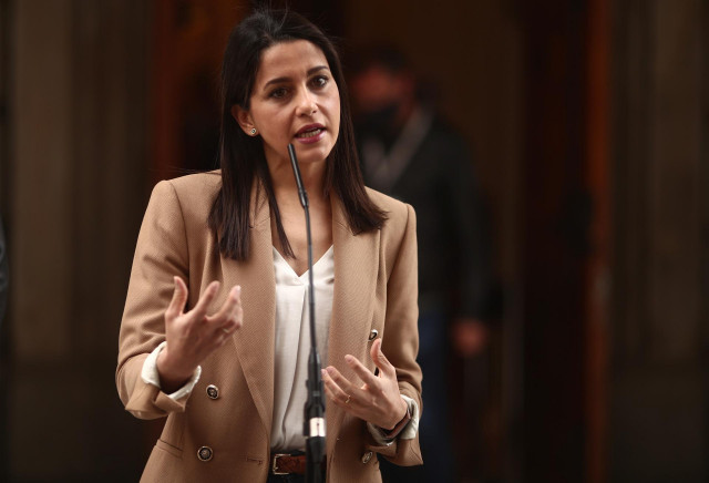 La líder de Cs, Inés Arrimadas, interviene en una rueda de prensa al mismo tiempo que se celebra una sesión de control al Gobierno Central, a 21 de abril de 2021, en el Congreso de los Diputados, Madrid, (España).