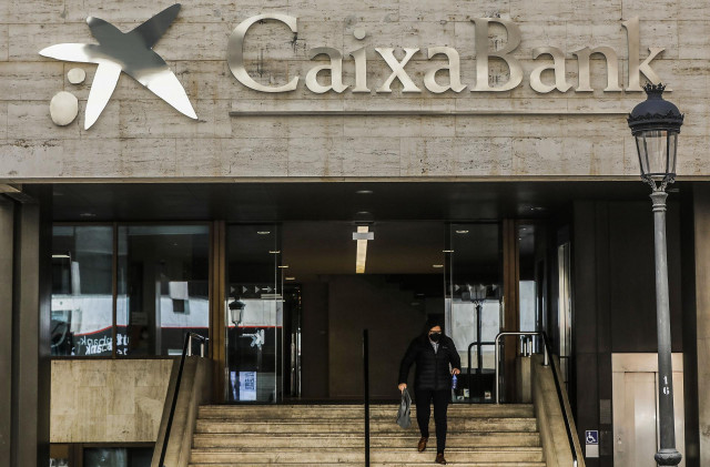 Logo de Caixabank en la antigua sede de Bankia.