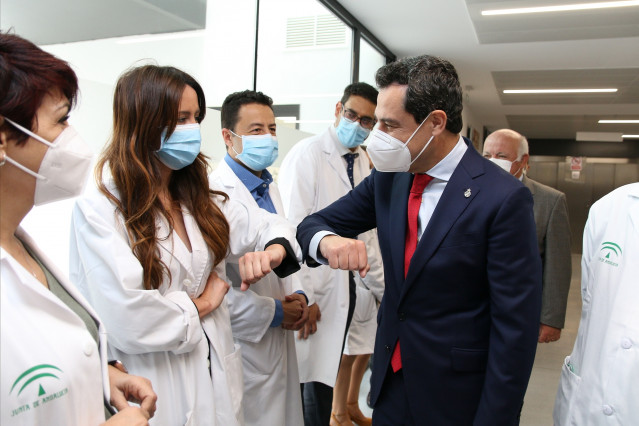 Moreno saluda a los sanitarios de la Casa del Mar, en Almería
