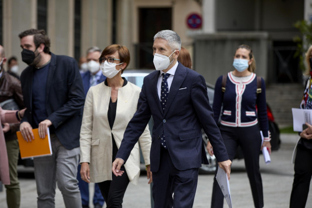 El ministro del Interior, Fernando Grande-Marlaska, llega junto a la directora de la Guardia Civil, María Gámez, a la entrega de unos premios en Madrid