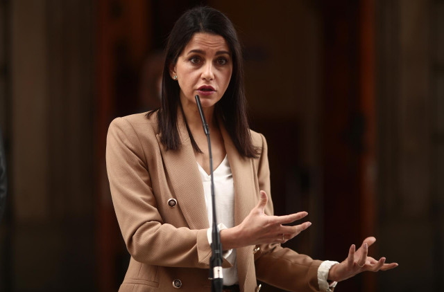 La presidenta de Ciudadanos, Inés Arrimadas, haciendo declaraciones a los periodistas en el Congreso de los Diputados.