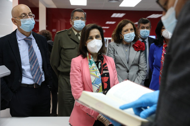 La ministra de Defensa, Margarita Robles, durante una visita al Archivo General e Histórico de Defensa, a 23 de abril de 2021,  en el Acuartelamiento 'Infante Don Juan', Madrid, (España).