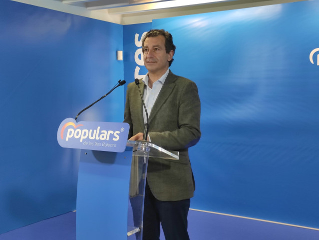 El presidente del PP balear, Biel Company, en una rueda de prensa en la sede de la formación.