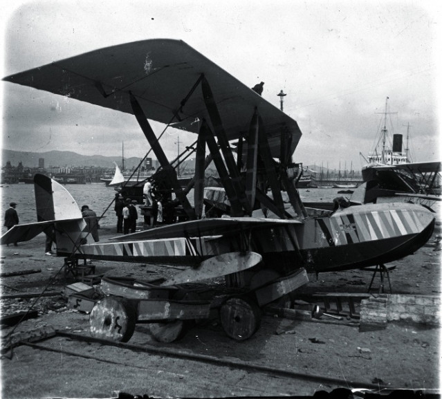 El segundo Macchi M.18, adquirido en Italia por la Aeronáutica Naval en las instalaciones del muelle de Cataluña. Archivo Ángel Sánchez Serrano.