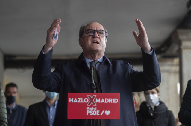 El candidato del PSOE a la Presidencia de la Comunidad de Madrid, Ángel Gabilondo, interviene en un acto durante su visita por Alcalá de Henares, a 22 de abril de 2021, en Alcalá de Henares, Madrid (España). El candidato socialista continúa con su agenda