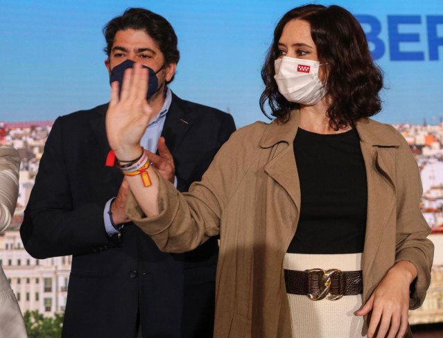 La presidenta de la Comunidad y candidata del PP a la reelección, Isabel Díaz Ayuso, y el consejero y 'número 6' para las elecciones a la Asamblea de Madrid, David Pérez, durante un acto electoral, a 25 de abril de 2021, en Alcorcón, Madrid (España).