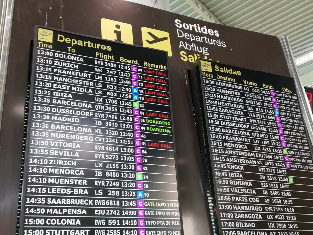 Archivo - Pantallas con información sobre vuelos en el aeropuerto de Palma de Mallorca