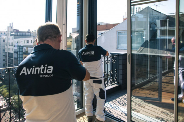 Archivo - Personal de Avintia Servicios