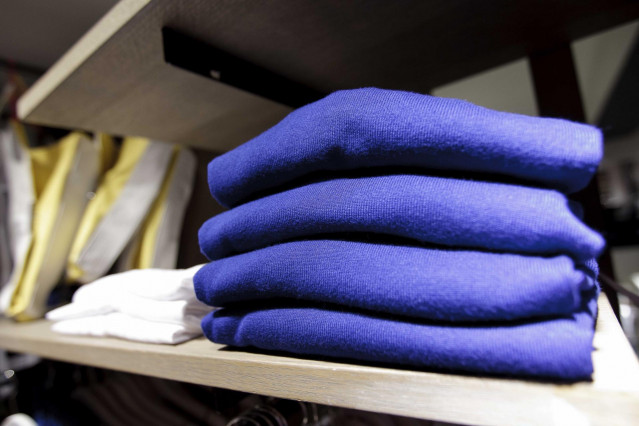 Archivo - Recursos de ropa, complementos y caja de una tienda