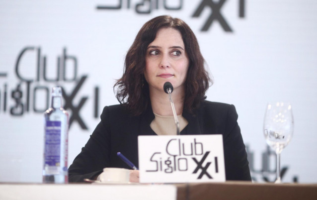 La presidenta de la Comunidad de Madrid y candidata a la reelección, Isabel Díaz Ayuso, interviene durante un desayuno-coloquio del Club Siglo XXI, a 28 de abril de 2021, en Madrid (España). La presidenta madrileña participa en este evento después de que