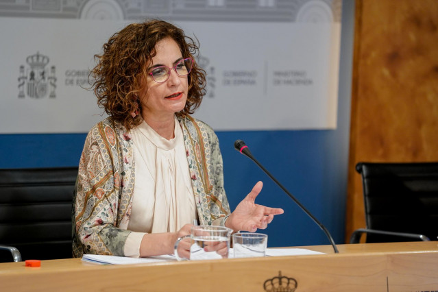 La ministra de Hacienda, María Jesús Montero, durante la presentación de las proyecciones de déficit incluidas en el Programa de Estabilidad 2021-2024, en la sede del Ministerio, a 30 de abril de 2021, en Madrid (España). Cada mes de abril, los estados mi