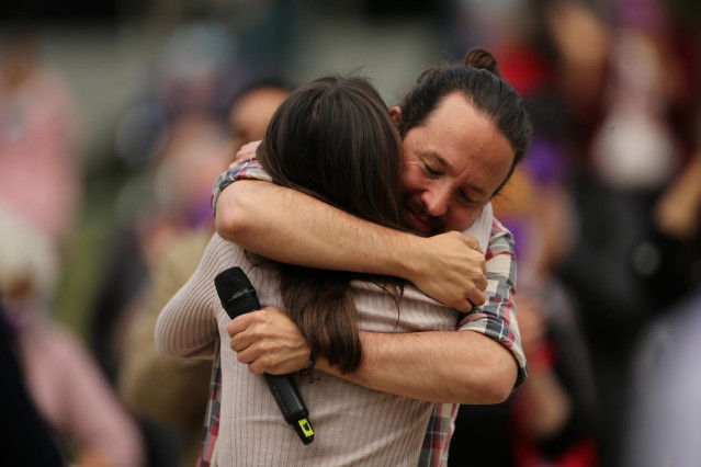 La ministra de Igualdad, Irene Montero, y el candidato de Unidas Podemos a la Comunidad de Madrid, Pablo Iglesias, se abrazan durante un acto electoral del partido, a 30 de abril de 2021, en el Parque Olof Palme de Usera, Madrid, (España).