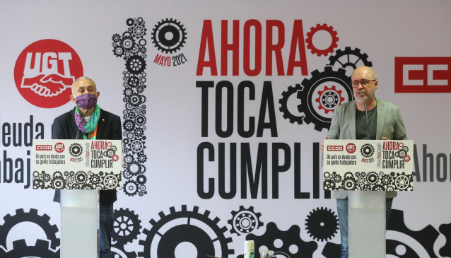 El secretario general de UGT, Pepe Álvarez (i) y el secretario general de CCOO, Unai Sordo (d) intervienen durante la presentación de los actos de conmemoración del Primero de Mayo, a 22 de abril de 2021, en Madrid (España). La celebración del Primero de