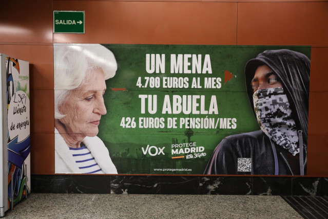 Cartel electoral de Vox en la estación de cercanías de Sol, a 21 de abril de 2021, en Madrid (España). La Fiscalía de Madrid ha abierto diligencias ha abierto diligencias de oficio para investigar la presunta comisión de un delito de odio por parte de Vox
