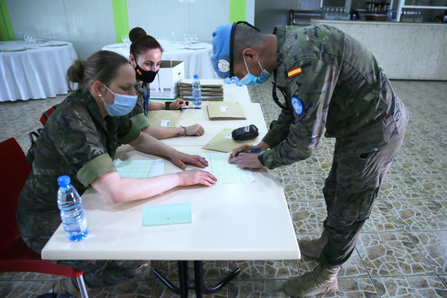 Militares españoles en operaciones en el exterior ejerciendo su derecho al voto por correo para las elecciones a la Asamblea de Madrid del 4 de mayo de 2021