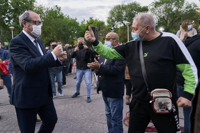 El candidato del PSOE a la Presidencia de la Comunidad de Madrid, Ángel Gabilondo, durante un acto electoral frente al Teatro Buero Vallejo, a 30 de abril de 2021, en Alcorcón, Madrid (España). Los partidos se enfrentan a la recta final de la campaña por
