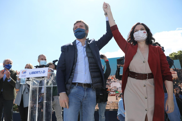 La presidenta de la Comunidad de Madrid y candidata a la reelección, Isabel Díaz Ayuso (d), junto al presidente del PP, Pablo Casado (i), durante un acto electoral en el Gran Parque Felipe VI de Majadahonda, a 1 de mayo de 2021, en Majadahonda, Madrid (Es