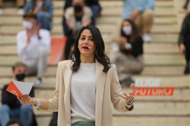 La presidenta del partido, Inés Arrimadas interviene durante un acto electoral junto a jóvenes del partido a 30 de abril de 2021, en Las Rozas, Madrid (España). Los partidos se enfrentan a la recta final de la campaña por la Comunidad de Madrid, que el pr