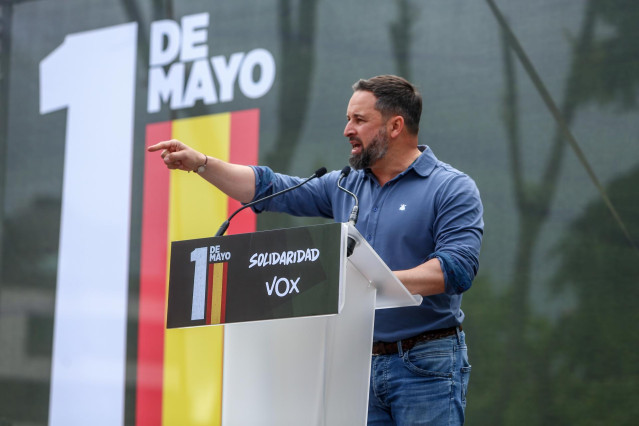 El presidente de Vox, Santiago Abascal, participa en una concentración convocada en Conde de Casal, a 1 de mayo de 2021, en Madrid, (España). Esta protesta es una de las muchas movilizaciones que el sindicato Solidaridad ha convocado en varias partes de E