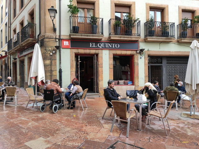 Archivo - Terrazas de hostelería en Oviedo con personas con mascarilla en las mesas.