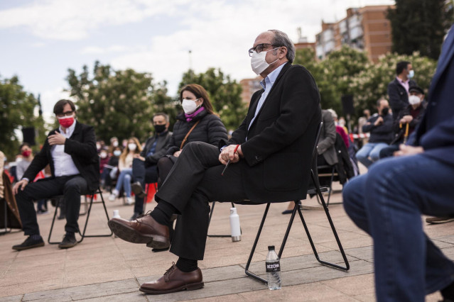 El candidato del PSOE a la Presidencia de la Comunidad de Madrid, Ángel Gabilondo, durante un acto del partido en el barrio de Aluche a 1 de mayo de 2021, en Madrid (España). El PSOE-M afronta con este acto la recta final de su campaña para las elecciones