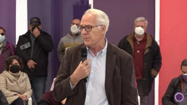 El candidato de Unidas Podemos a la Asamblea de Madrid, Agustín Moreno, en un mitin en Collado Villalba