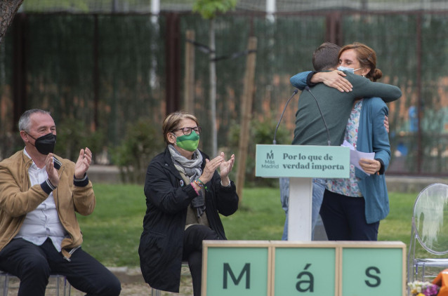 El líder de Más País, Íñigo Errejón, abraza a la candidata de Más Madrid a la Presidencia de la Comunidad de Madrid, Mónica García, durante el acto ‘El Sur nos importa’, a 1 de mayo de 2021, en Móstoles, Madrid (España)
