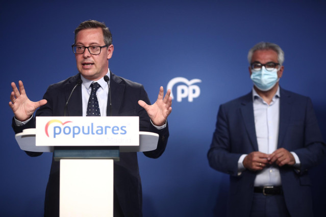 El responsable de la campaña del PP y candidatos a las elecciones de la Asamblea de Madrid, Alfonso Serrano (i), acompañado de Carlos Izquierdo (d), interviene durante la presentación del eslogan y la imagen de la campaña de la candidata del PP de Madrid,