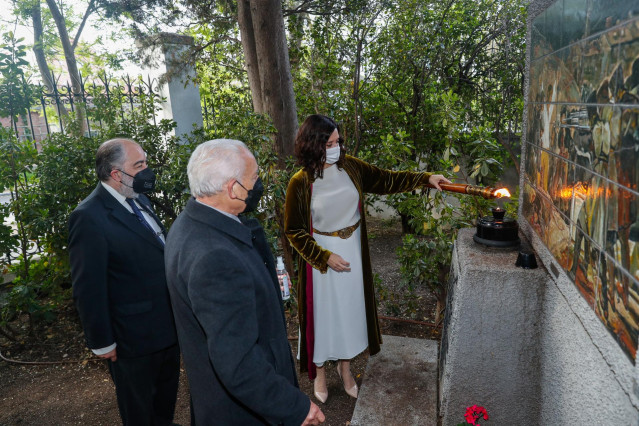 La presidenta de la Comunidad de Madrid, Isabel Díaz Ayuso, preside la ofrenda floral a los Héroes del 2 de Mayo en el Cementerio de la Florida 2 de mayo de 2021.
