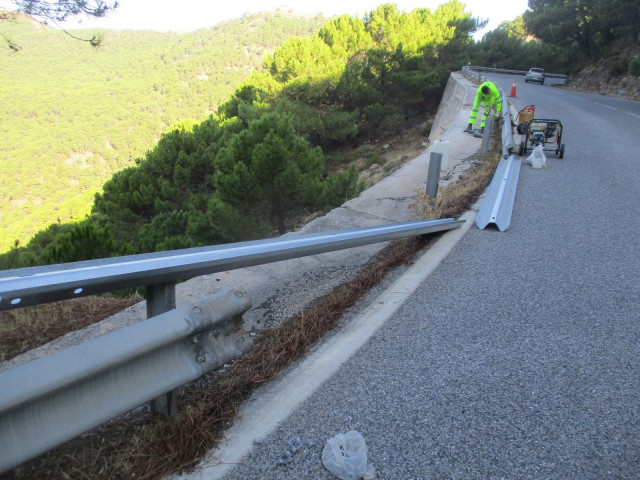 Archivo - Imagen de archivo de unos trabajos de conservación de carreteras en Andalucía.