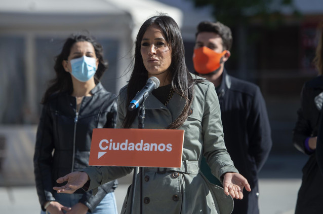 La vicealcaldesa de Madrid, Begoña Villacís, durante la presentación de una lona de campaña del partido