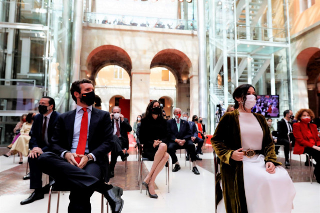 El presidente del PP, Pablo Casado, y la presidenta de la Comunidad de Madrid, Isabel Díaz Ayuso, durante el acto del Día de la Comunidad de Madrid, a 2 de mayo de 2021, en Madrid (España).