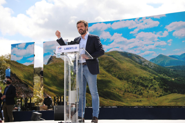 El presidente del PP, Pablo Casado, durante un acto electoral en el Gran Parque Felipe VI de Majadahonda, a 1 de mayo de 2021, en Majadahonda, Madrid (España).