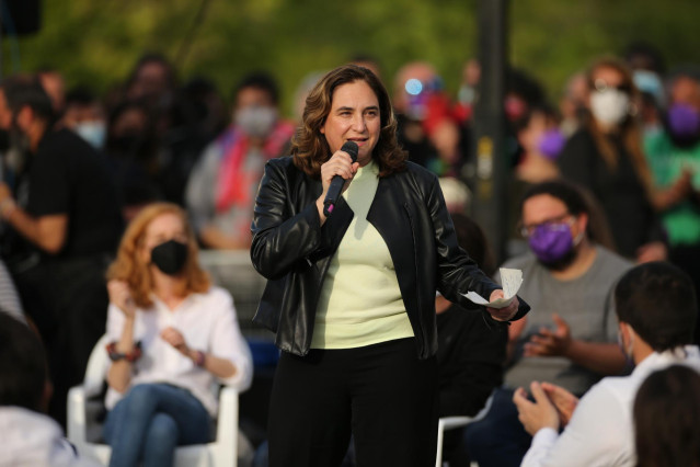 La alcaldesa de Barcelona, Ada Colau interviene durante el acto de cierre de campaña del partido en el anfiteatro Lourdes y Mariano del parque de la Cuña Verde de Vicálvaro, a 2 de mayo de 2021, en Madrid (España). El acto tendrá aforo limitado y respetar