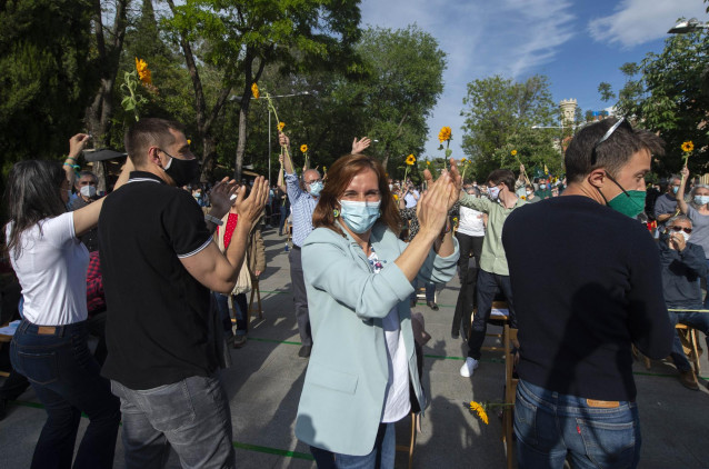 La candidata de Más Madrid a la Presidencia de la Comunidad de Madrid, Mónica García aplaude durante un acto de cierre de campaña del partido, en la Cuesta de Moyano
