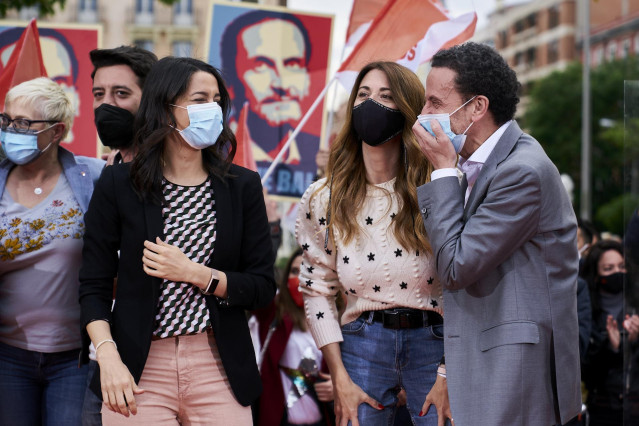La presidenta de Ciudadanos, Inés Arrimadas, y el candidato del partido a la Presidencia de la Comunidad de Madrid, Edmundo Bal, durante un acto electoral en la Plaza de Chamberí de Madrid.