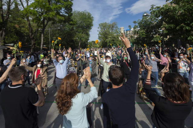 La candidata de Más Madrid a la Presidencia de la Comunidad de Madrid, Mónica García (2i ) y el líder de Más País, Íñigo Errejón (3i) durante un acto de cierre de campaña del partido, en la Cuesta de Moyano