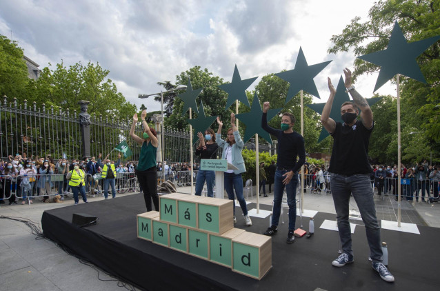 La portavoz de Más Madrid en el Ayuntamiento, Rita Maestre (2i); la candidata de Más Madrid a la Presidencia de la Comunidad, Mónica García (3i) y el líder de Más País, Íñigo Errejón (4i)durante  cierre de campaña del partido en la Cuesta de Moyanoa