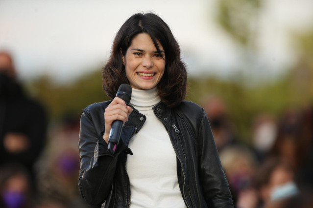 La 'número 2' del partido para las elecciones a la Asamblea de Madrid, Isa Serra interviene durante el acto de cierre de campaña del partido en el anfiteatro Lourdes y Mariano del parque de la Cuña Verde de Vicálvaro, a 2 de mayo de 2021, en Madrid (Españ