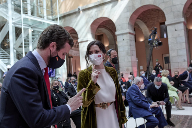 El presidente del PP, Pablo Casado, y la presidenta de la Comunidad de Madrid, Isabel Díaz Ayuso, en los actos institucionales del 2 de mayo con motivo del Día de la Comunidad de Madrid. En Madrid, a 2 de mayo de 2021.