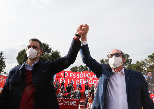 El presidente del Gobierno, Pedro Sánchez (i) y el candidato del PSOE a la Presidencia de la Comunidad de Madrid, Ángel Gabilondo (d) a su llegada al último acto de campaña del partido en el auditorio del Parque Forestal de Entrevías, a 2 de mayo de 2021,