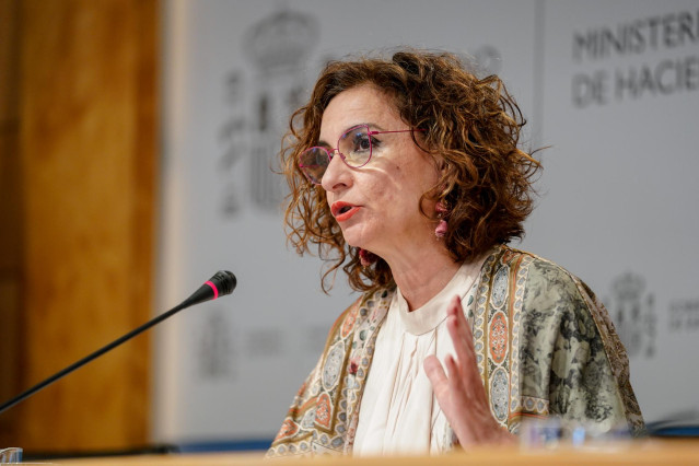 La ministra de Hacienda, María Jesús Montero, durante la presentación de las proyecciones de déficit incluidas en el Programa de Estabilidad 2021-2024, en la sede del Ministerio, a 30 de abril de 2021, en Madrid (España).