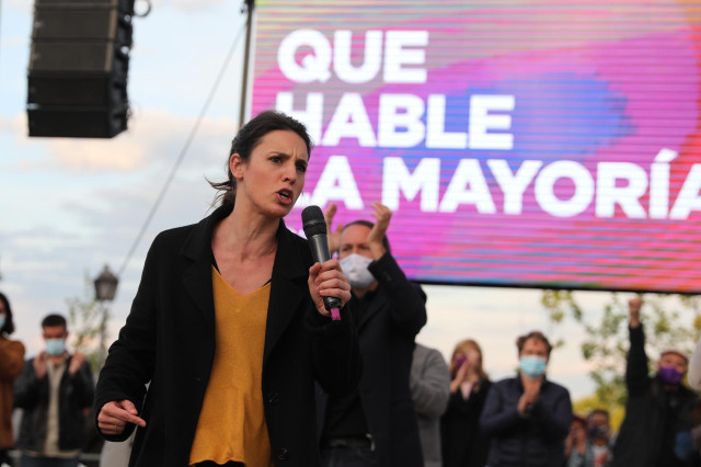 La ministra de Igualdad, Irene Montero interviene durante el acto de cierre de campaña del partido en el anfiteatro Lourdes y Mariano del parque de la Cuña Verde de Vicálvaro, a 2 de mayo de 2021, en Madrid (España).