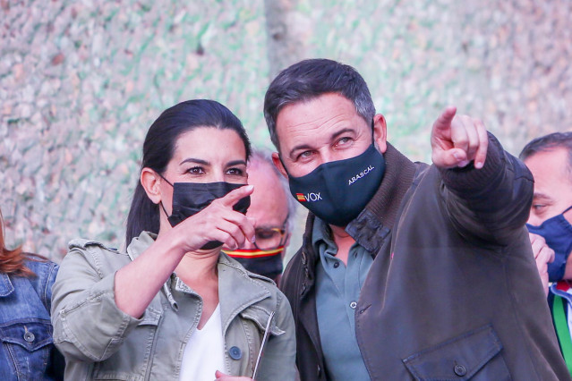 La candidata de Vox a la Presidencia de la Comunidad de Madrid, Rocío Monasterio, y el líder de la formación, Santiago Abascal, en el último acto de campaña del partido en la Plaza de Colón.