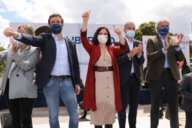 El presidente del PP, Pablo Casado, y la presidenta de la Comunidad de Madrid y candidata a la reelección, Isabel Díaz Ayuso,  durante un acto electoral en el Gran Parque Felipe VI de Majadahonda, a 1 de mayo de 2021, en Majadahonda, Madrid (España).