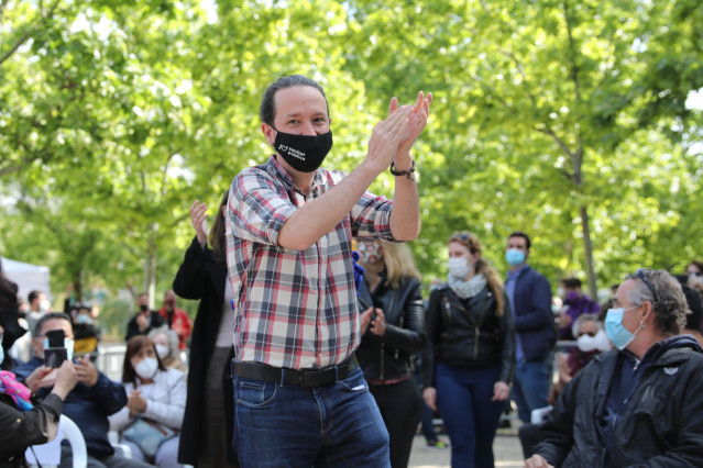 El candidato de Unidas Podemos a la presidencia de la Comunidad de Madrid y secretario general de Podemos, Pablo Iglesias, a 30 de abril de 2021, en el Parque Olof Palme de Usera, Madrid, (España). El candidato de Unidas Podemos continúa su agenda elector