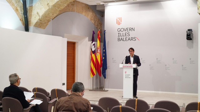 El portavoz del Govern balear, Iago Negueruela, durante una rueda de prensa en el Consolat de Mar.