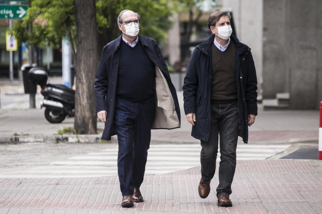 El candidato del PSOE a la Presidencia de la Comunidad de Madrid, Ángel Gabilondo (i), y el responsable de comunicación del PSOE, Manuel Delgado, a su llegada al hotel donde seguirá la noche electoral del 4M, a 3 de mayo de 2021, en el Hotel Princesa, Mad