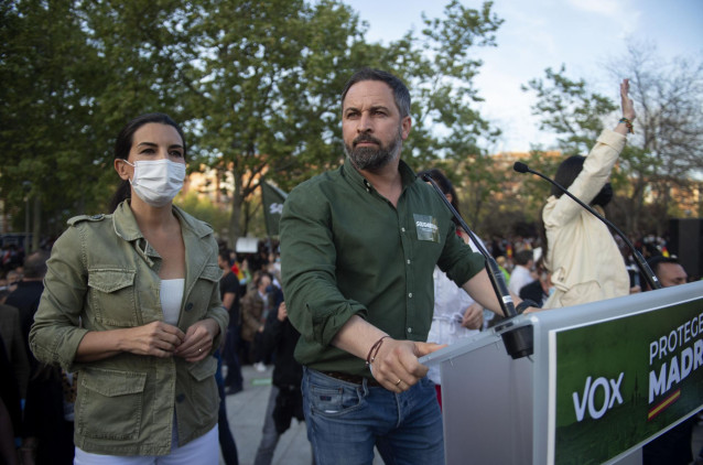 El líder de Vox, Santiago Abascal, y la candidata del partido a la presidencia de Madrid, Rocío Monasterio, durante la candidatura para las próximas elecciones del 4 M, en Vallecas, a 7 de abril de 2021, en Madrid (España).